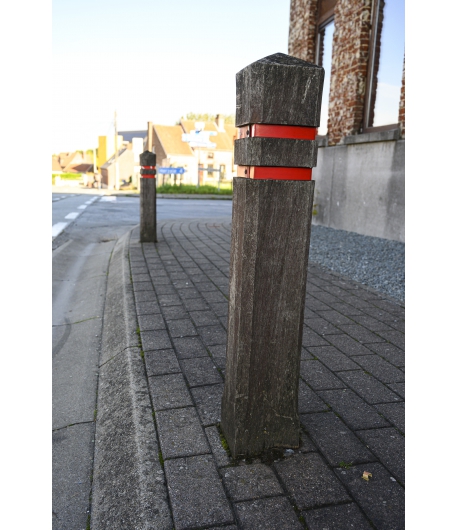 Verkeerspaaltje in azobe 14,5x14,5x140cm met 2 reflectoren